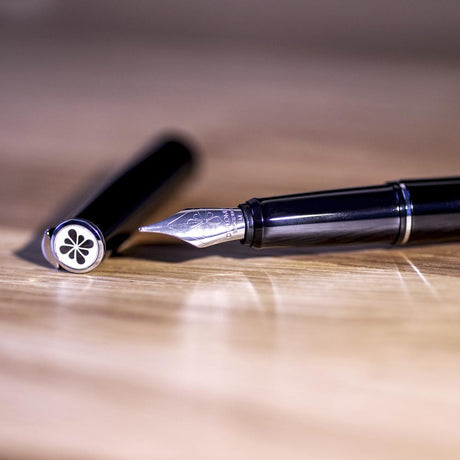 Diplomat Traveller Black Lacquer Fountain Pen - SCOOBOO - DP_D10424935_TRVL_BLK_LQ_FPM - Fountain Pen