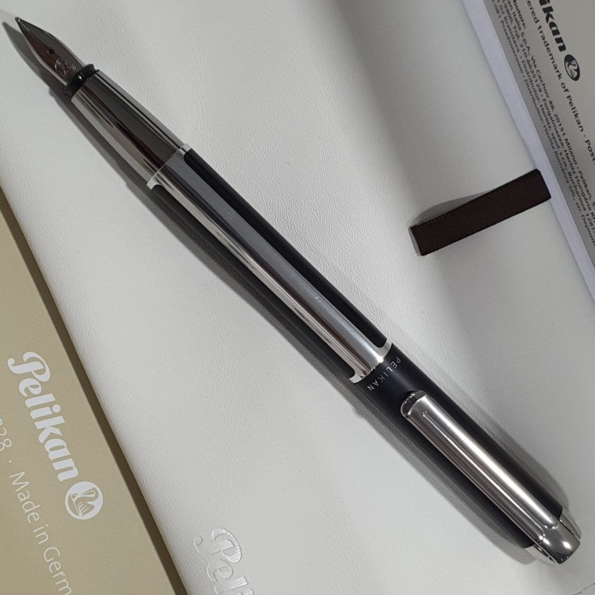 Pelikan Pura P40 Black/Silver Fountain Pen - SCOOBOO - PEP_PUR_P40_BLKSLV_FPEF_904896 - Fountain Pen